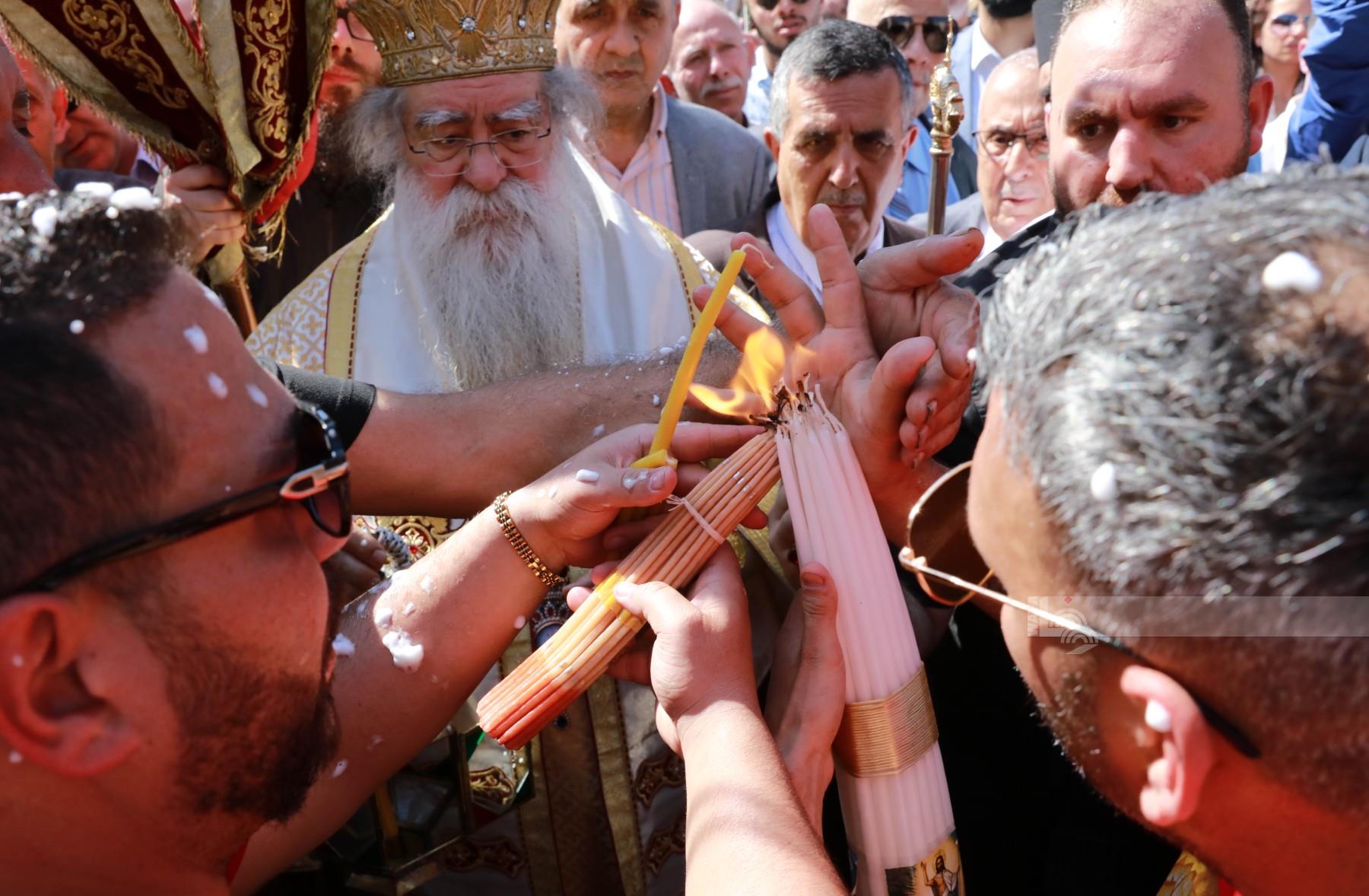 بيت لحم - احياء شعائر "سبت النور" في ساحة المهد (تصوير - أحمد مزهر/ وفا)